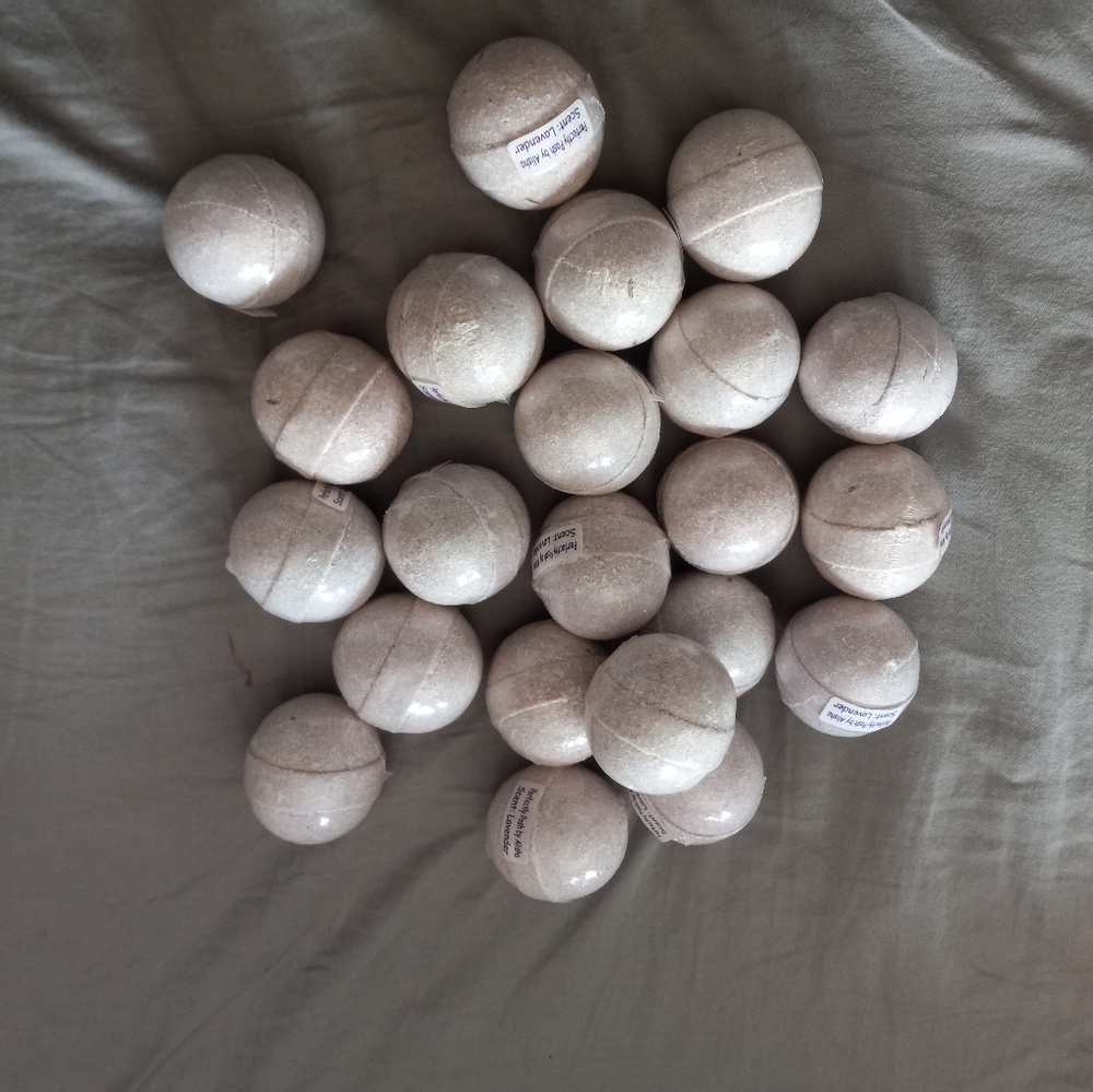 22 Perfectly Posh Lavender Fizzi Bath Bombs